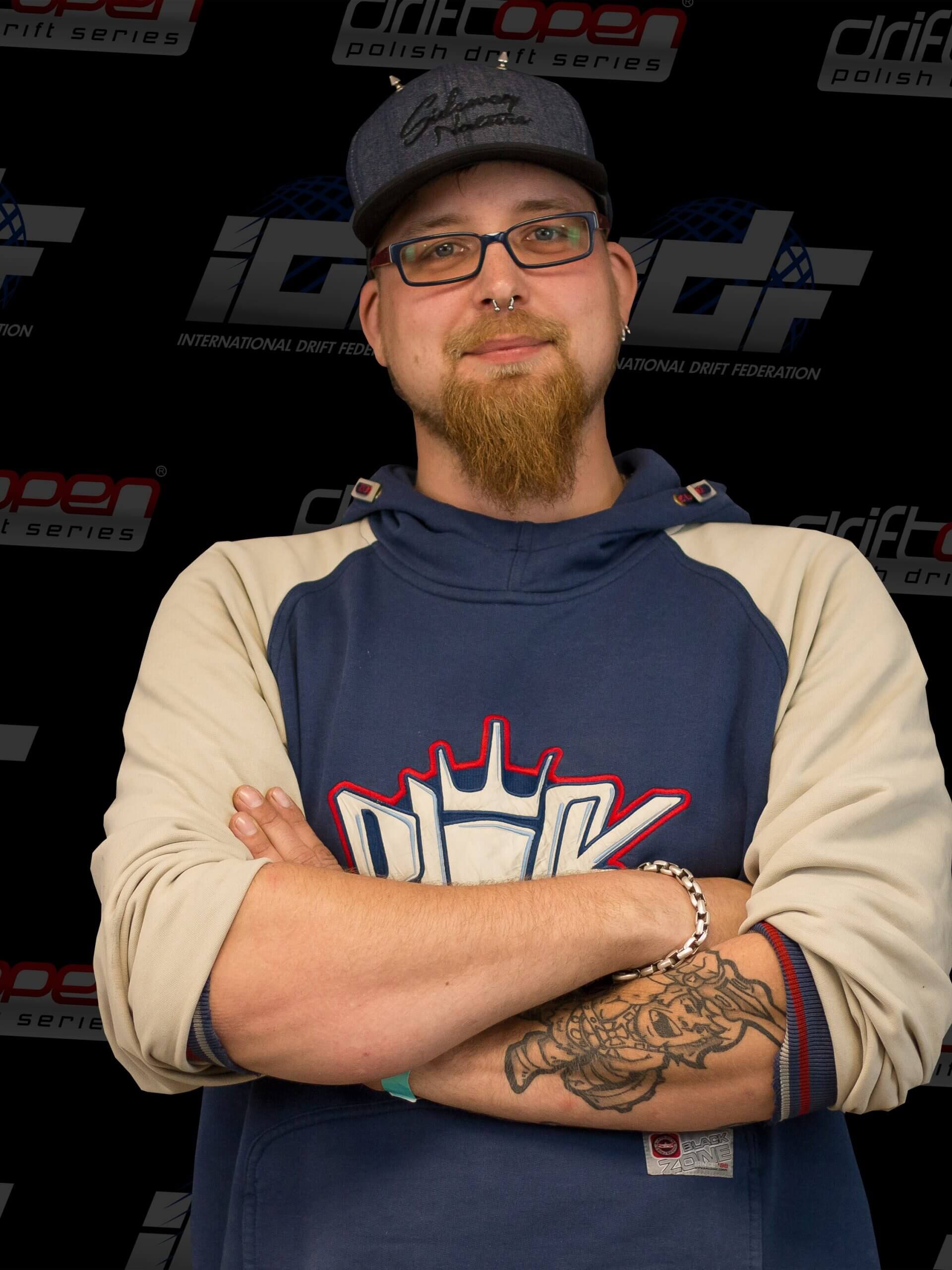 Wydawca TILMAT na tle ścianki Drift Open